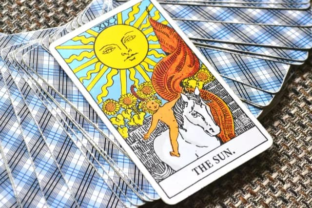 Słońce tarot znaczenie: odkryj pozytywne i negatywne aspekty karty Słońce tarot znaczenie: odkryj pozytywne i negatywne aspekty karty